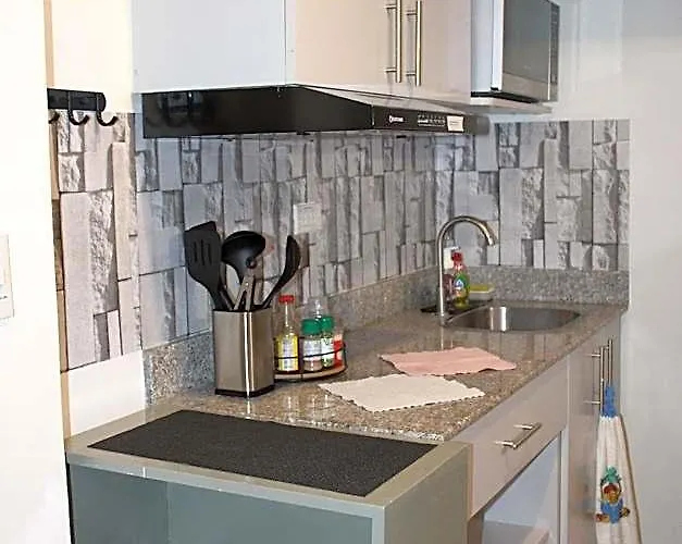 Cozy & Comfy 1-bedroom Apartment, 5 Mins From The Airport Leilighet *